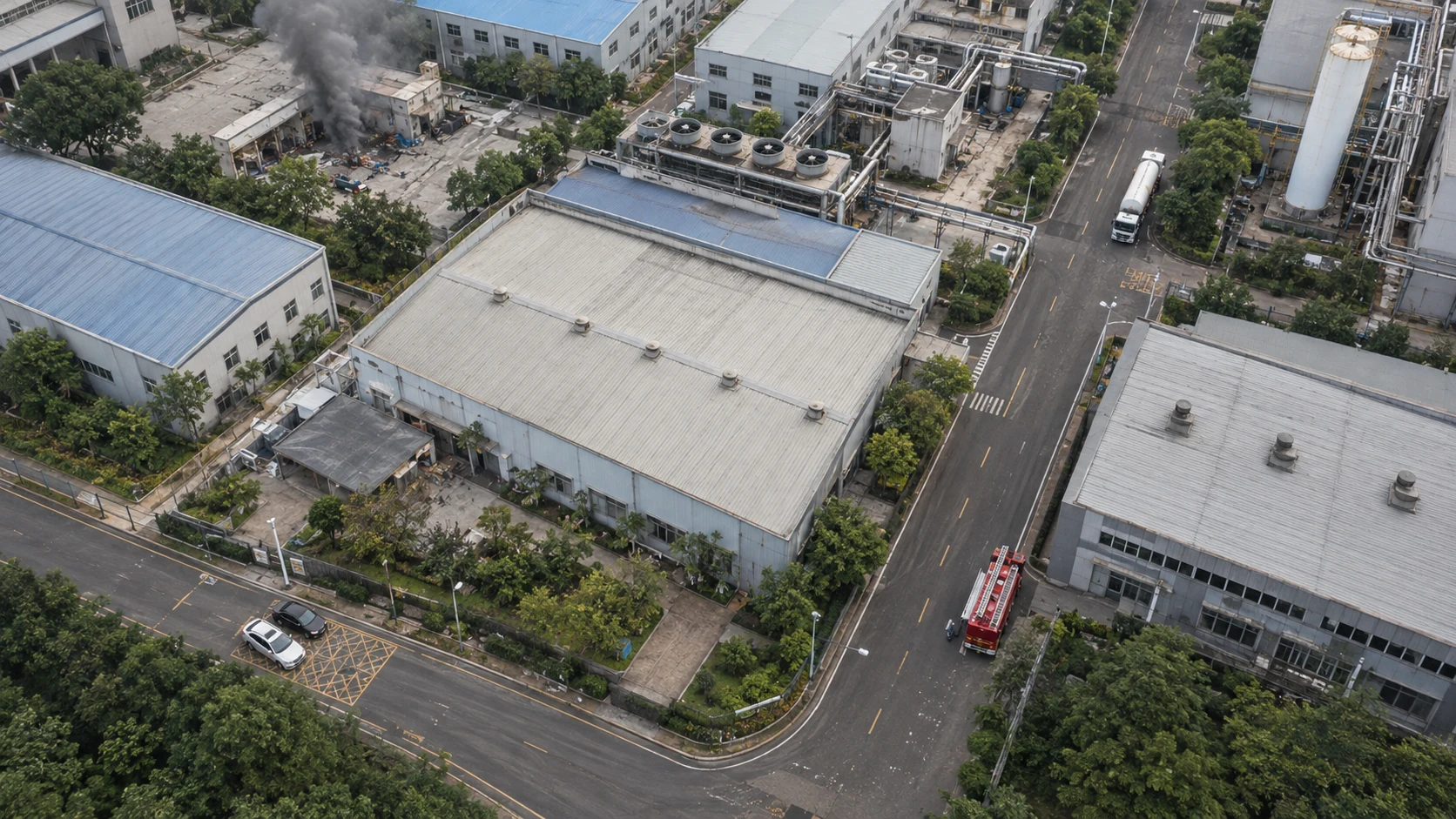 消防通道与登高面占用巡查:独立无人机航拍场景与红色目标标注示意