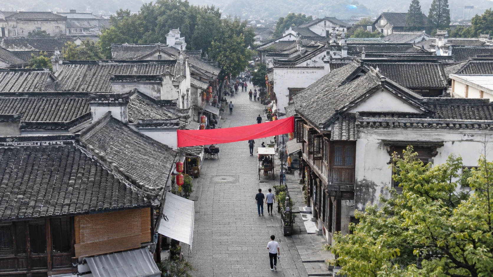 横幅悬挂识别：独立无人机航拍场景与红色目标标注示意
