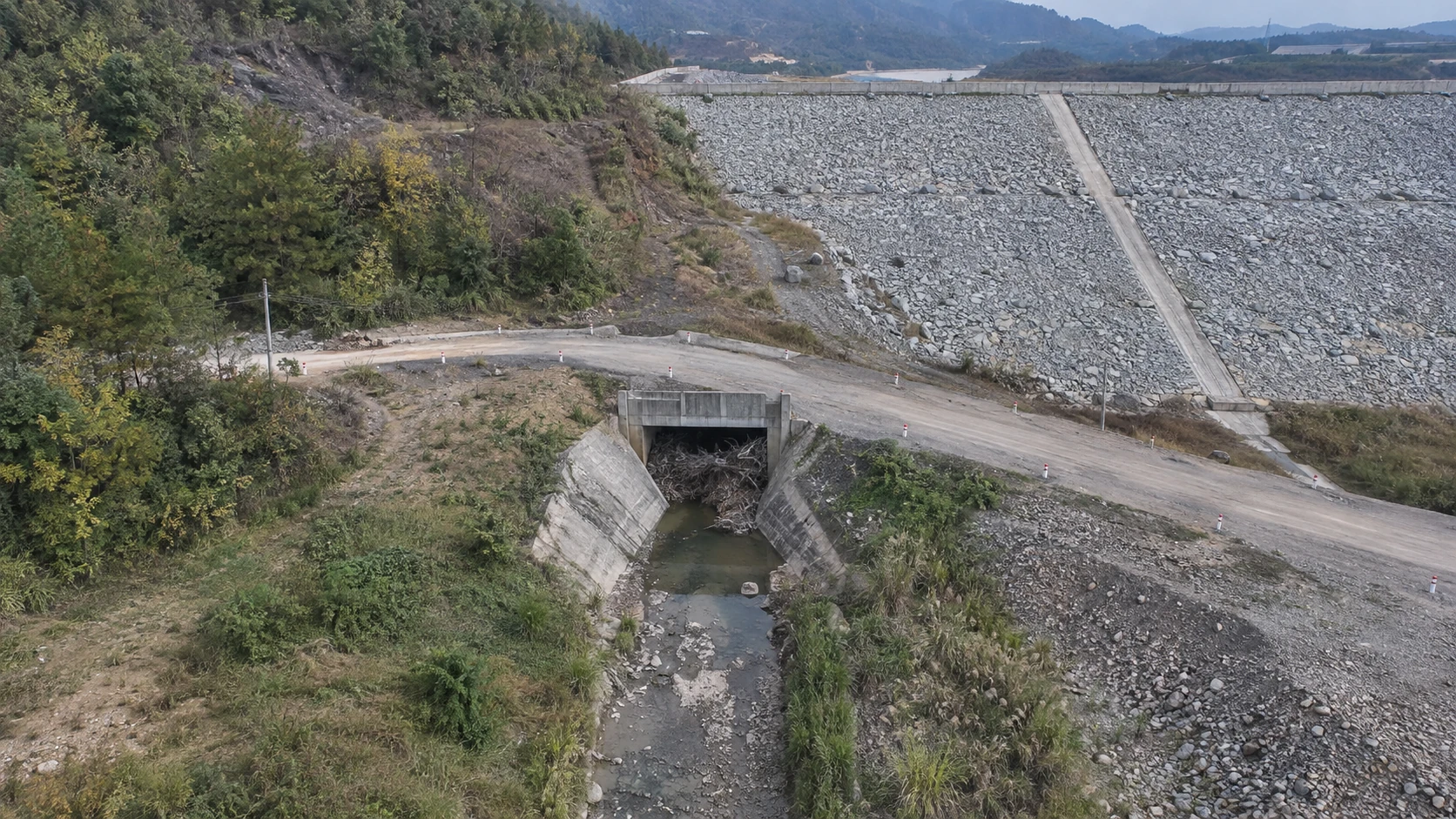 排洪设施淤堵巡查：独立无人机航拍场景与红色目标标注示意