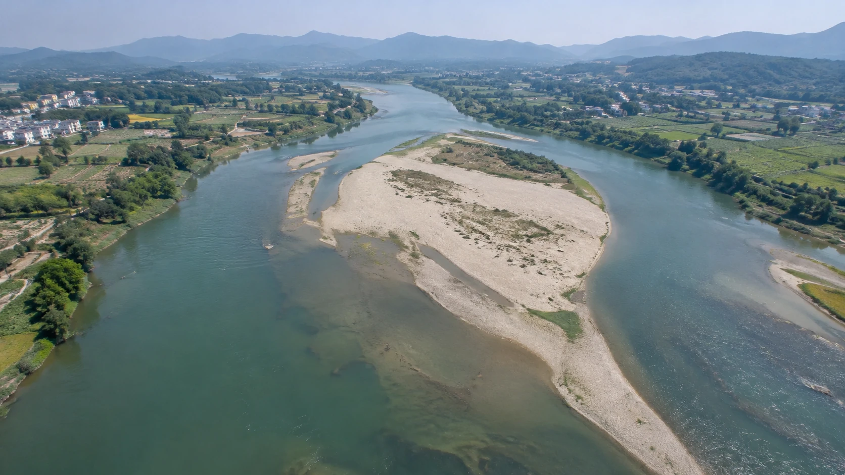 河道淤积与沙洲识别:独立无人机航拍场景与红色目标标注示意