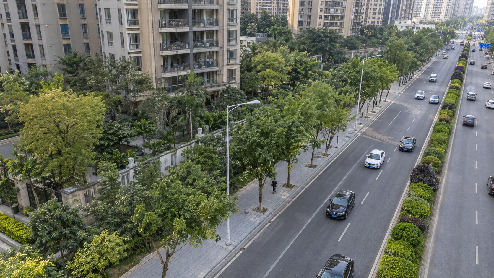 路灯杆识别:独立无人机航拍与红色目标标注示意